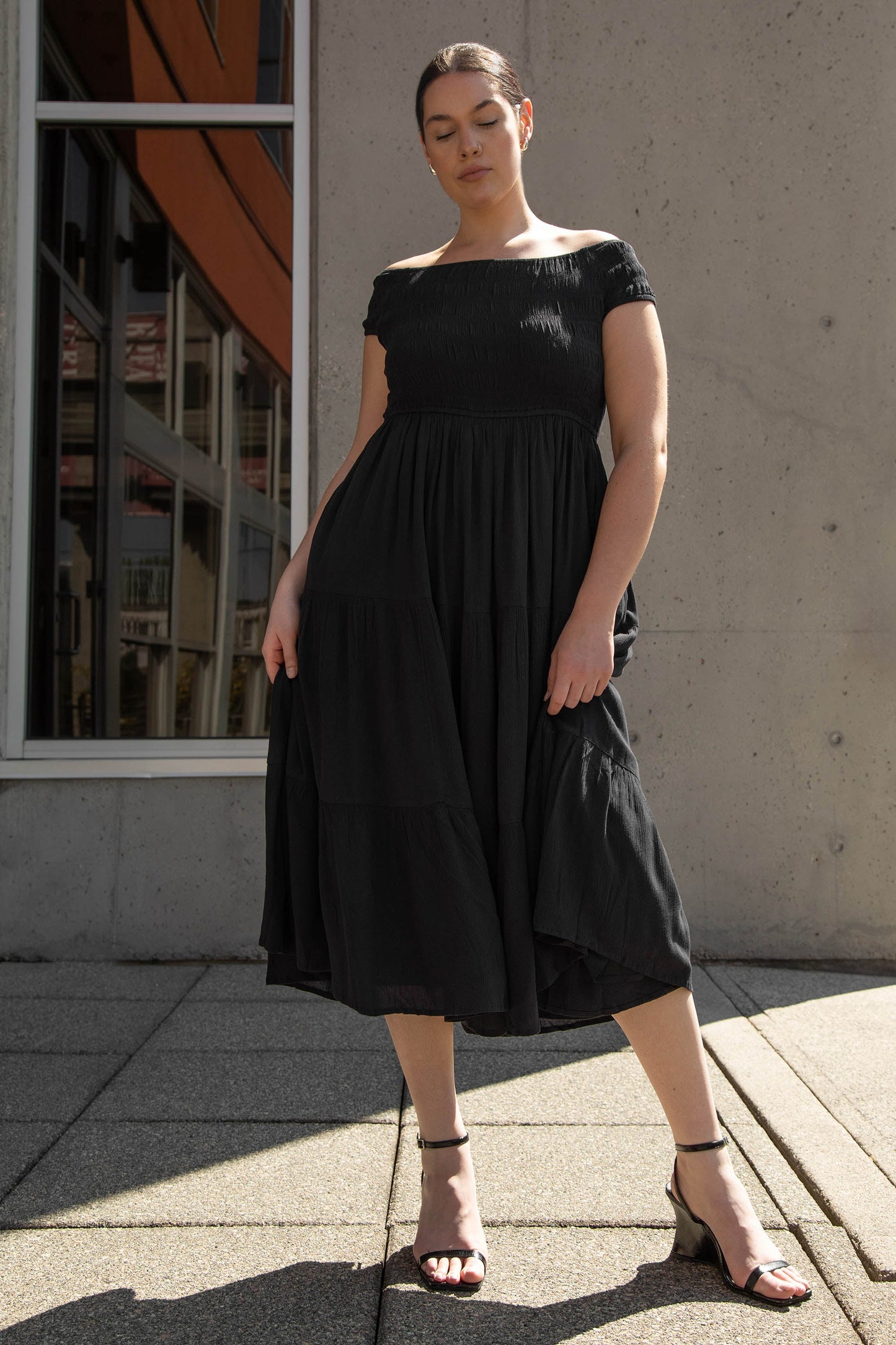 OFF THE SHOULDER CRINKLED MIDI TIERED DRESS