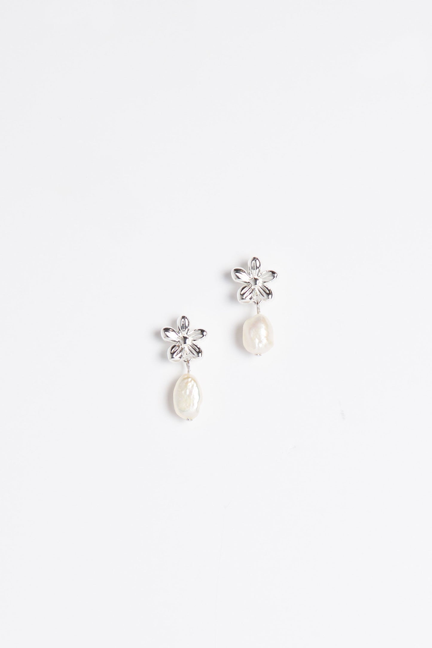 FLOWER STUD WITH PEARL EARRING