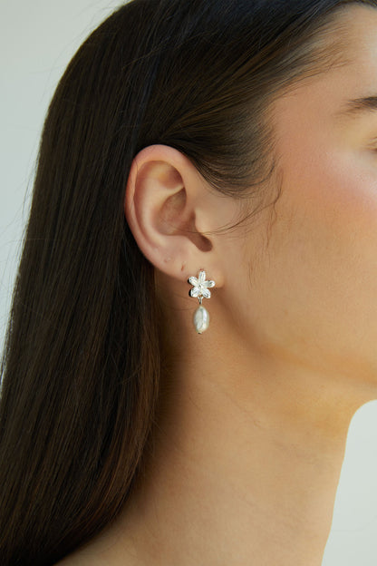FLOWER STUD WITH PEARL EARRING