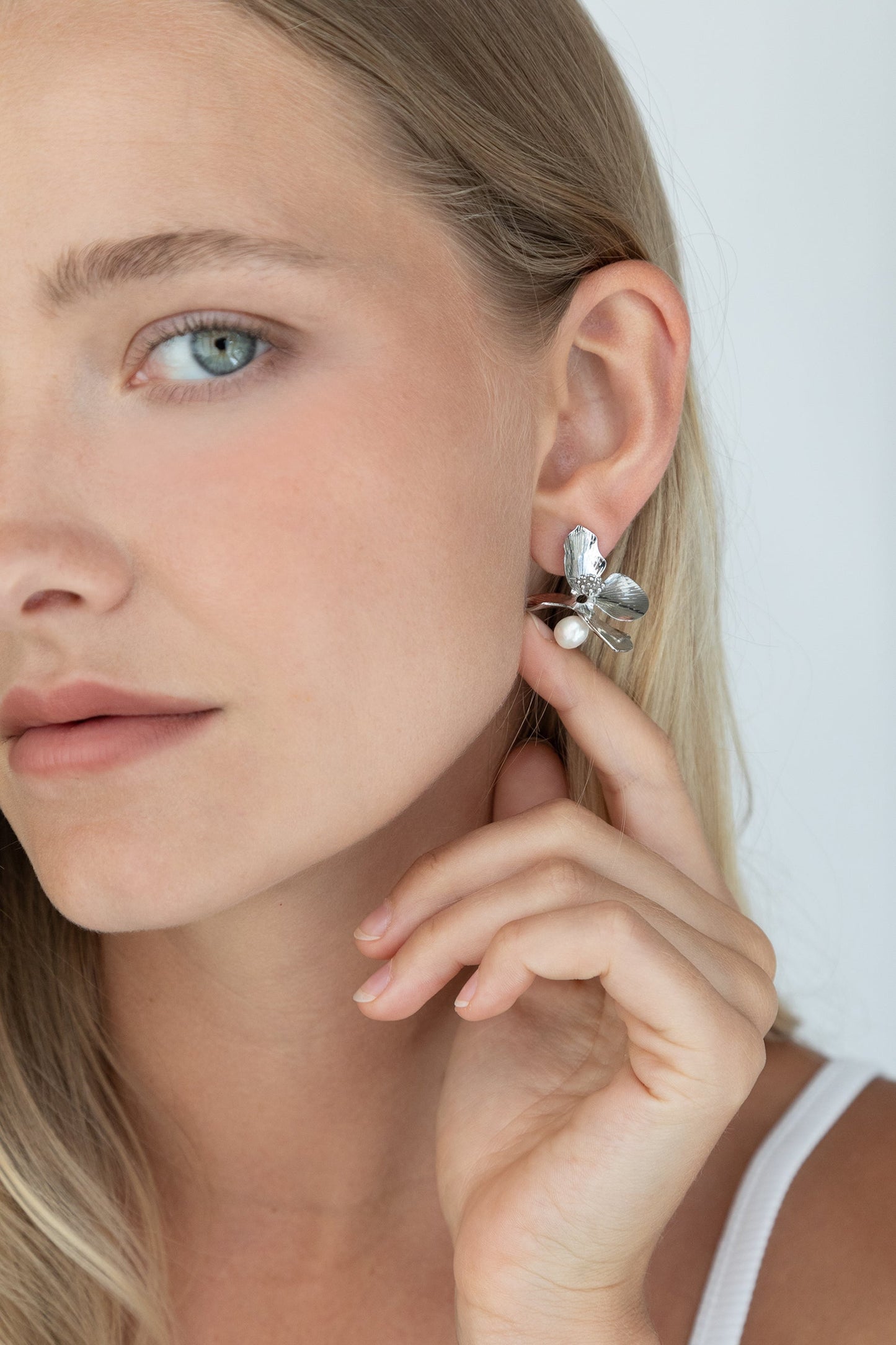 FLOWER EARRING WITH PEARL