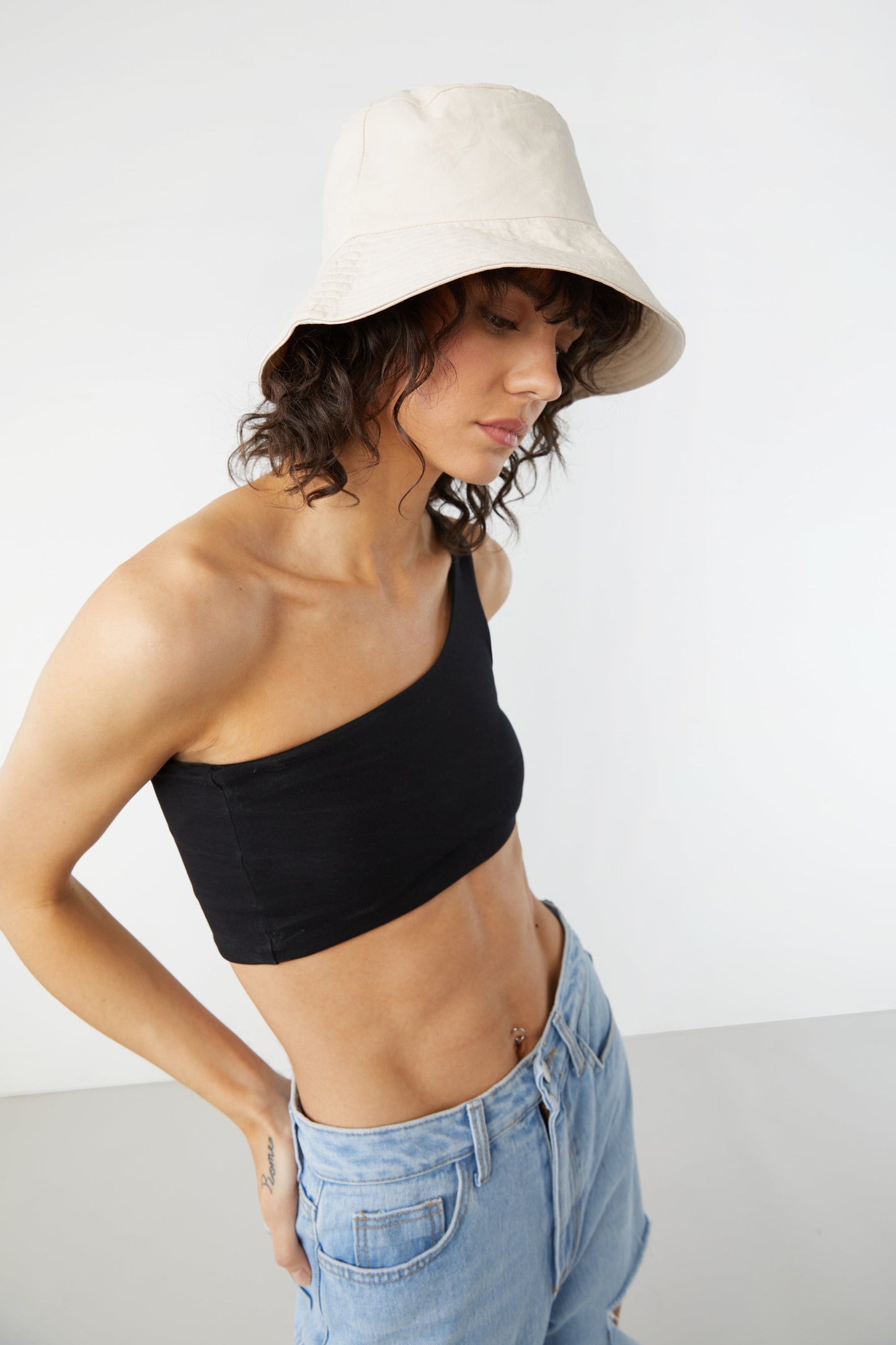 BUCKET HAT