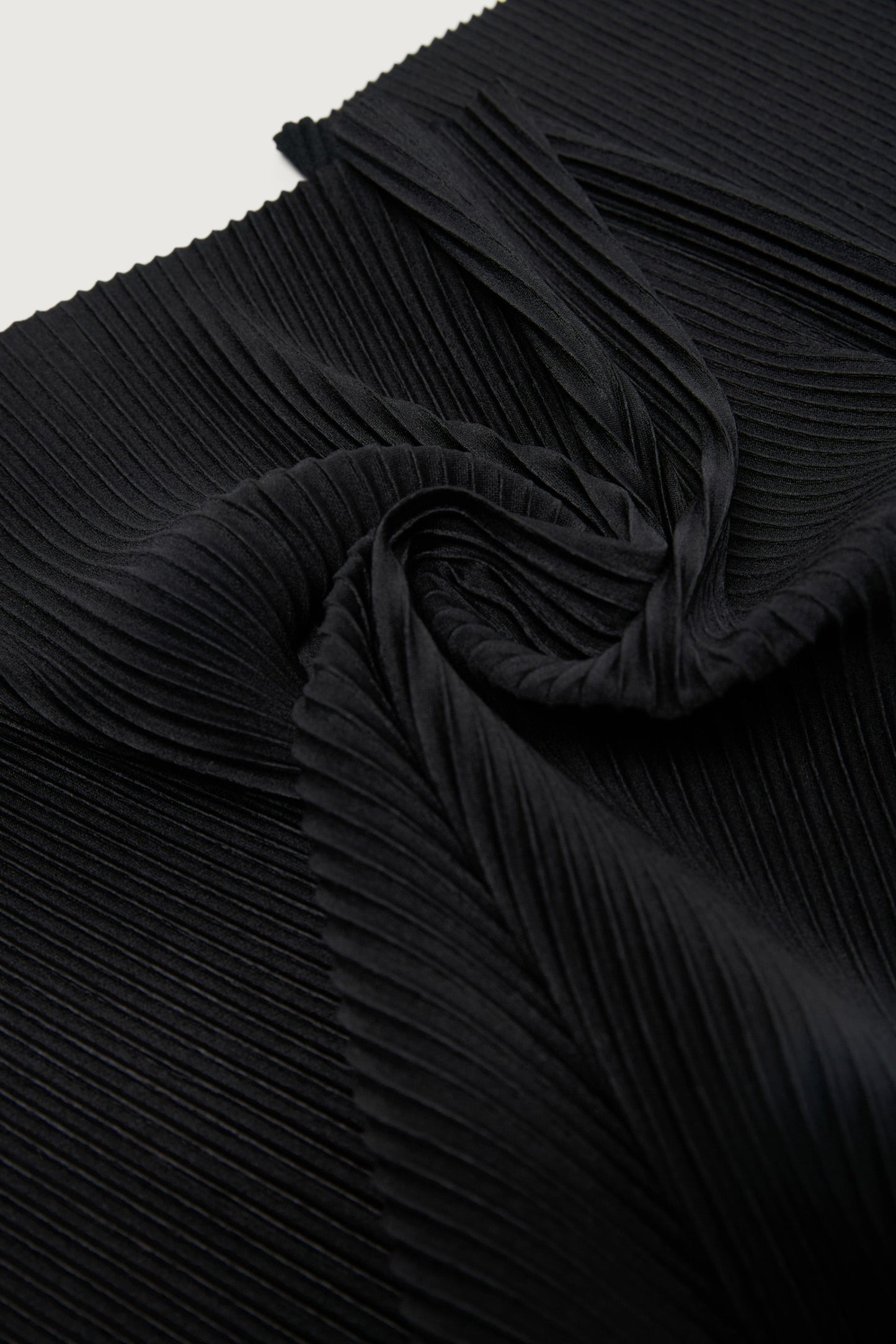PLEATED KNIT SCARF