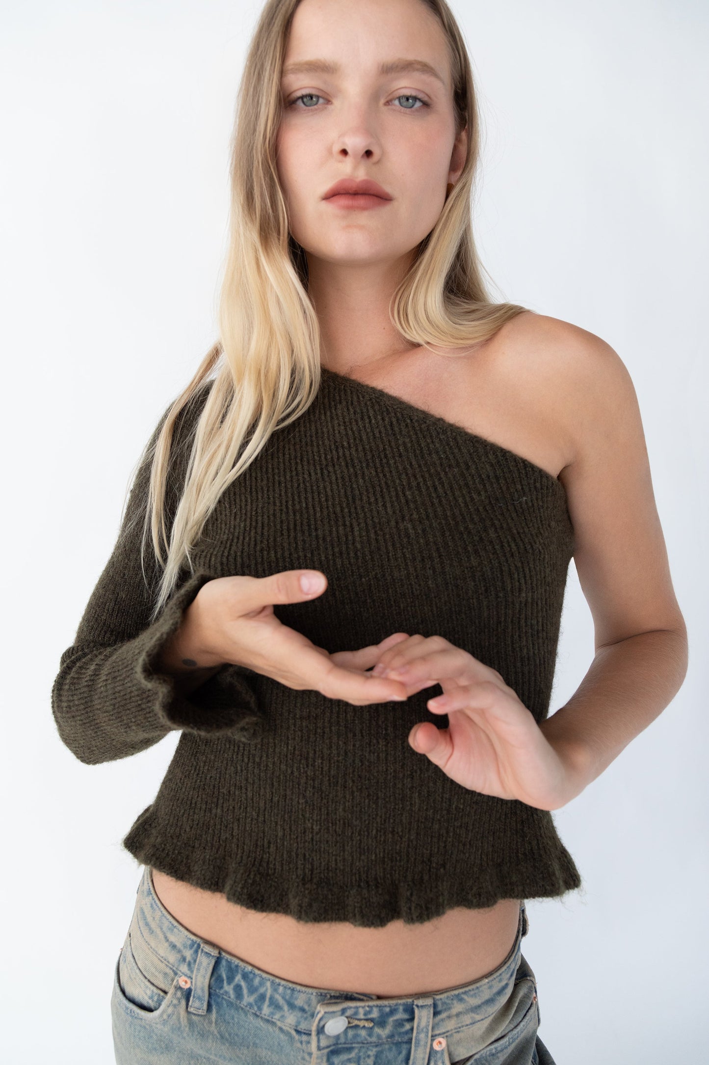 FITTED ONE SLEEVE SWEATER